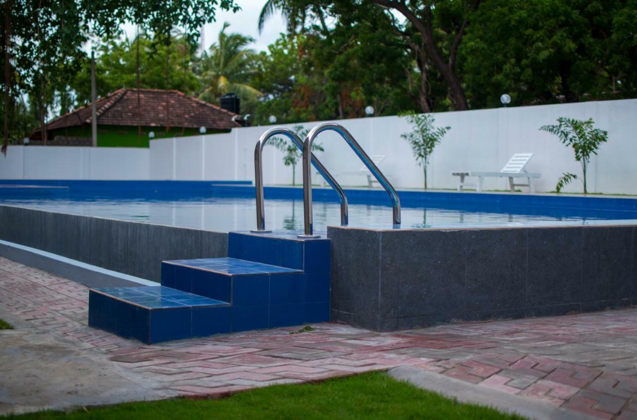 Mrd Beach Hotel Trincomalee Exterior photo